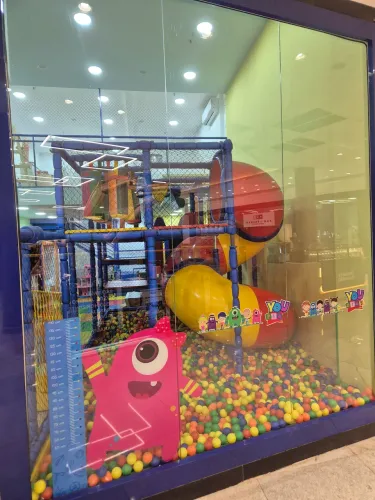 BRINQUEDÃO COM PISCINA DE BOLINHAS 