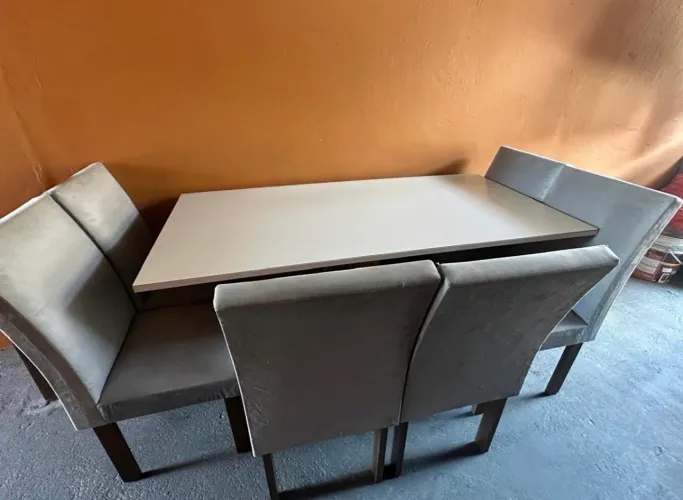 Mesa com 6 cadeiras