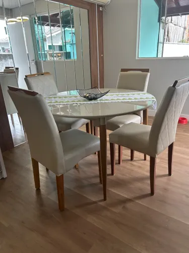 Mesa com 4 cadeiras 