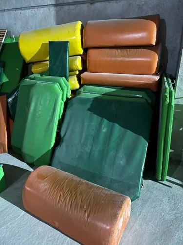 Barras de proteção alcochoadas para parquinho infantil