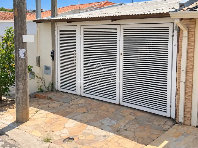 Casa Prática de 2 Dormitórios com Quintal no Jardim Santa Antonieta (Zona Norte)