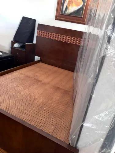 Cama casal madeira maciça com cabeceira