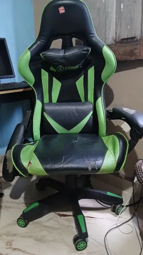 Cadeira gamer com um braço quebrado