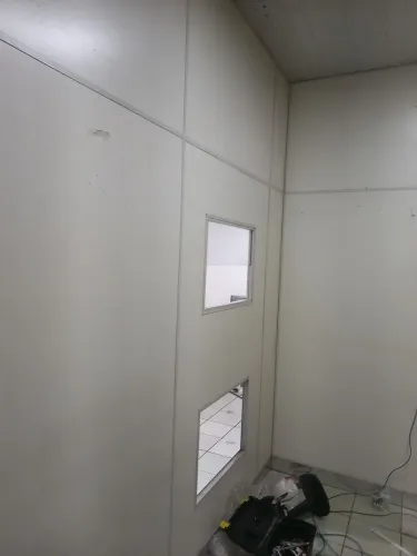 PAREDE DIVISÓRIA EM DRYWALL COM PORTA E JANELA DE VIDRO