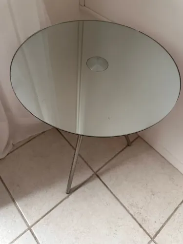 Mesa lateral espelho pés palito 42cm diâmetro