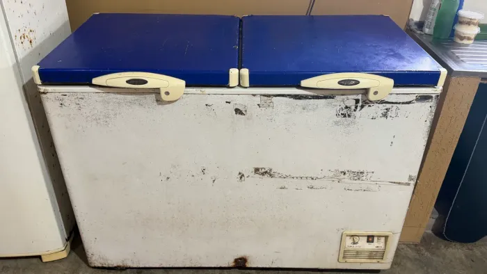 freezer 2 portas gelando perfeitamente porém com o pé quebrado 