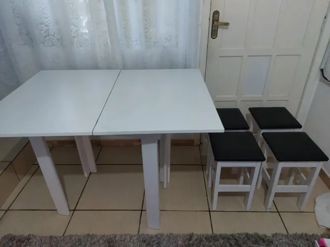 Mesa dobrável com 4 bancos