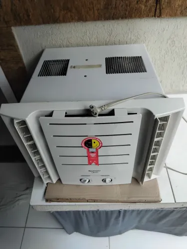 Ar-condicionado midea 7500 btus,220 volts,seminovo, funcionando perfeitamente,gela muito.