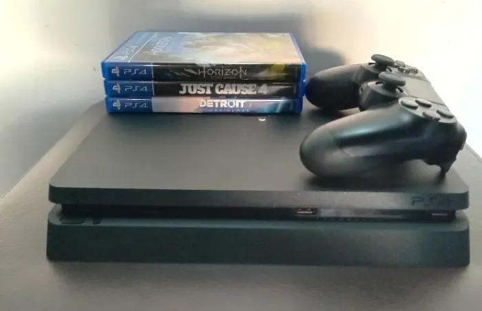 PlayStation 4 Slim + 2 Controles + 3 Jogos