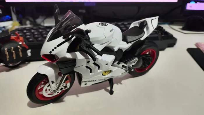 Moto miniatura Ducati escala 1/10