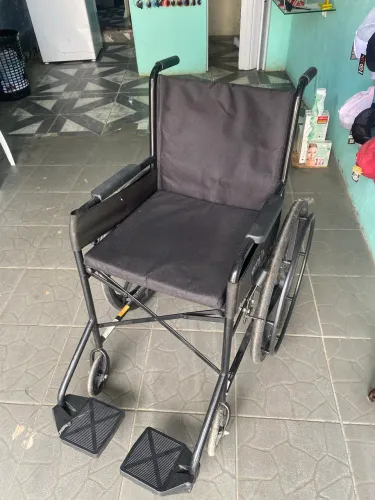 Cadeira de Rodas + Cadeira de Banho e Necessidades Semi Novas 
