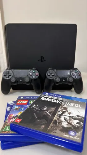 PS4 SLIM 1 TERA + 2 CONTROLES