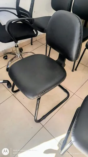 Cadeira de escritório - Preta - Base fixa
