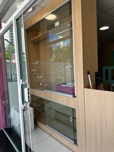 Vitrine 2,5m x 1,80 x 0,40m em mdf