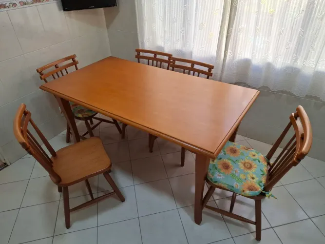 Vendo mesa com 6 cadeiras