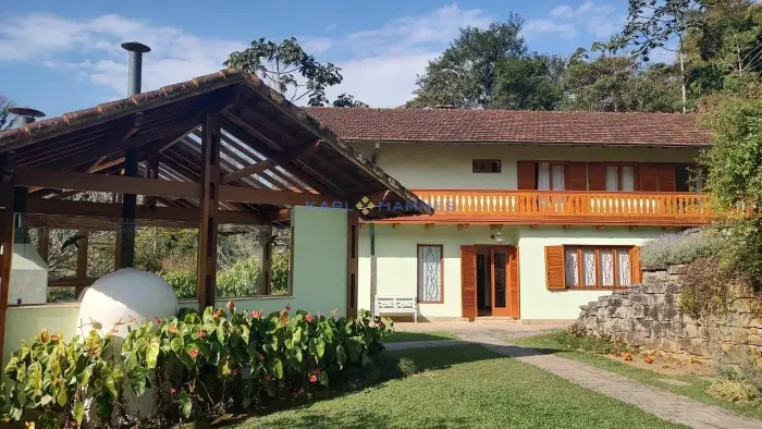 Acolhedora casa à venda com área de lazer completa. Quarteirão Ingelheim - Petrópolis - RJ