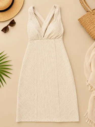 Vestido midi bege canelado transpassado, com decote V e alças largas.