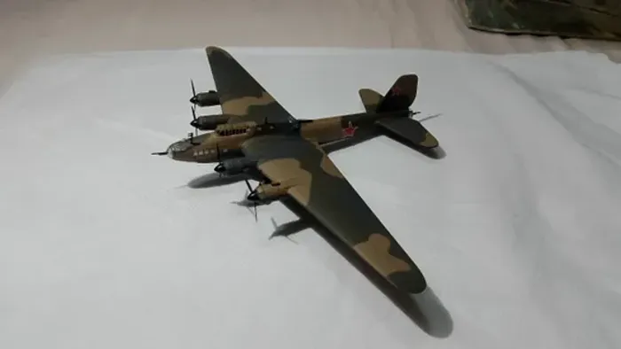 Miniatura Avião Petlyakov Pe-8 Ussr