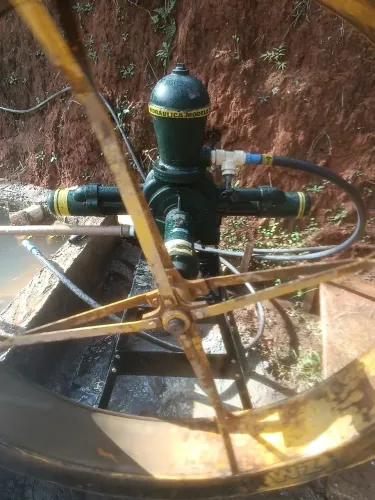 Roda água com bomba