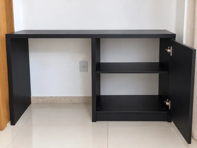 Mesa, escrivaninha, penteadeira preta e armário espaçosa