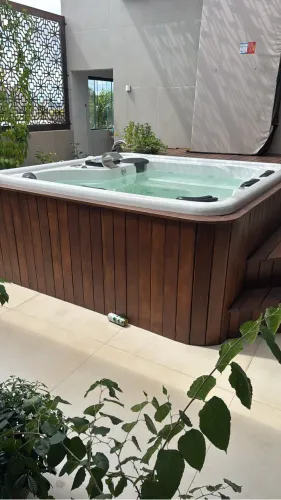 SPA Marilyn Riolax 2,20m × 2,20m capacidade para 5 pessoas com Deck e capa
