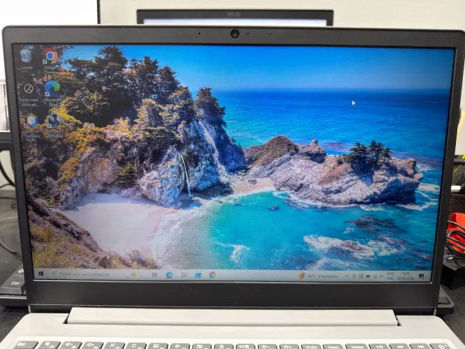 Notebook semi novo, SSD 256GB, 4GB RAM, ótimo estado e pronto para uso