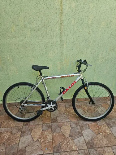 Bicicleta Caloi Supra 21V - Quadro em Alumínio + Câmbios Shimano