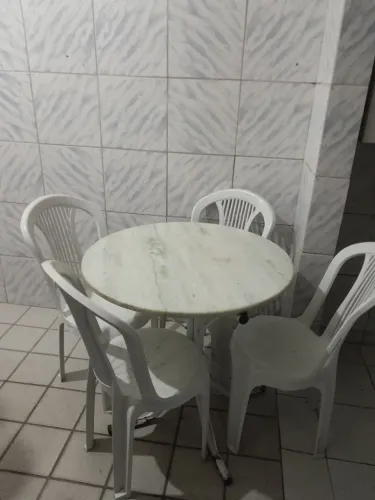 Mesa redonda com tampo de mármore e 4 cadeiras simples