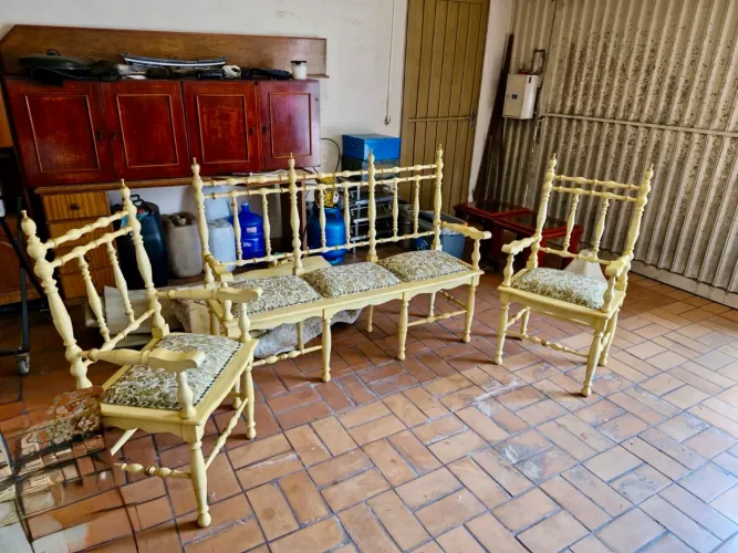 CONJUNTO COLONIAL EM MADEIRA MACIÇA - SOFÁ E POLTRONAS