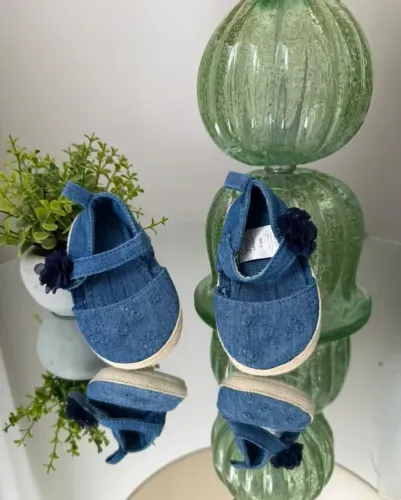 Sapatilha Jeans com flor do lado - Carter´s - Tamanho 3 -6 meses