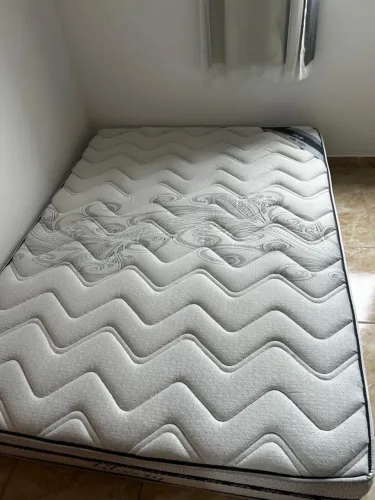 Cama, Ar condicionado, Mesa Jantar sem cadeiras e Guarda-roupa
