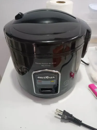 Panela elétrica de arroz...5 xícara capacidade nova 1 mês de uso