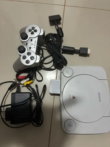 PS One (PS1 slim branco) - controle, memória card, cabos. 