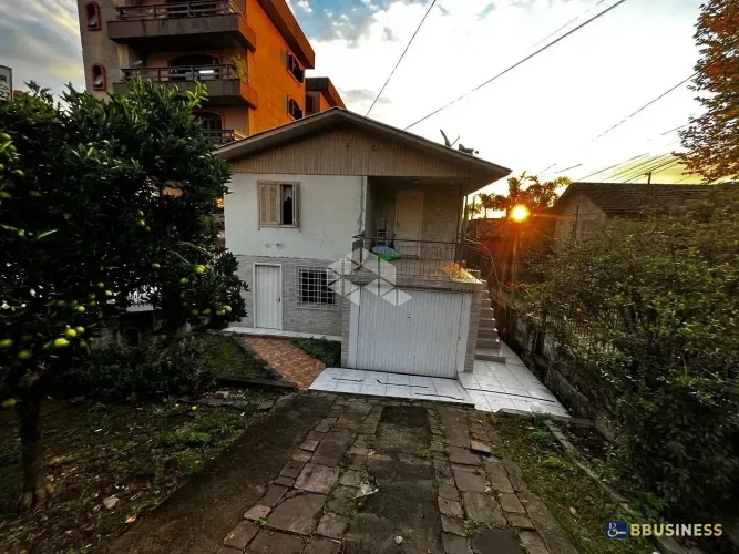 Casa à venda com 3 dormitórios, 2 vagas, Medianeira, Caxias do Sul, RS