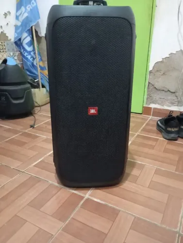 Caixa JBL adaptada