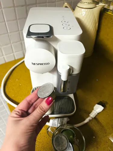 Cafeteira Nespresso com sistema de leite - R$ 1.000