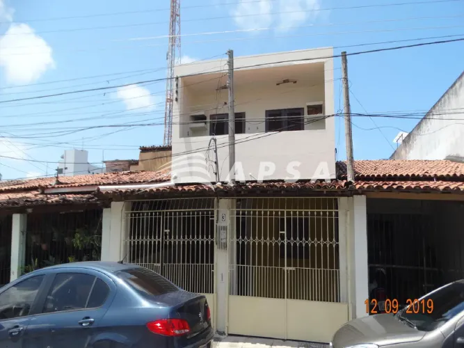CASA DE PRIMEIRO ANDAR NO POÇO, PRÓXIMO AO SENAI. CINCO QUARTOS, SENDO TRES EM BAIXO E DOI