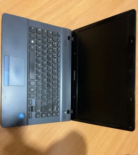 Notebook Samsung NP270E4E, sem HD, não liga, vendido para conserto/retirada de peças.