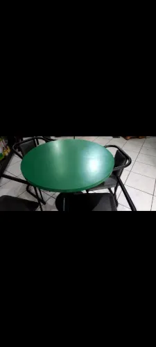 Mesa de fórmica redonda com 4 cadeiras