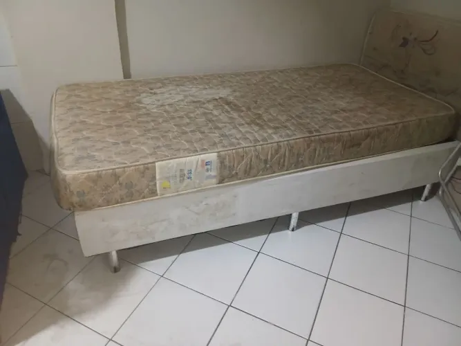 Vendo base de cama solteiro