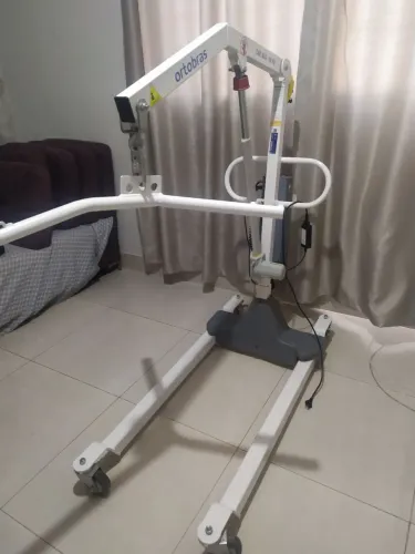 TRANSFER ELÉTRICO marca ORTOBRAS com 2 cestos, sendo 1 deles para banho