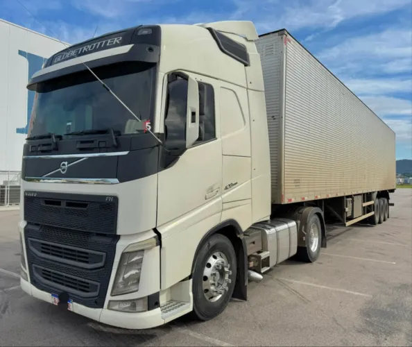 FH 420 4x2 2018 + SR 3E BAÚ RANDOM 2021 