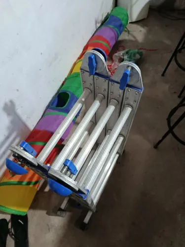 Vendo escada barata 4 m de altura e ótima dobravetda só 1m ótima pra qualquer tipo de trab