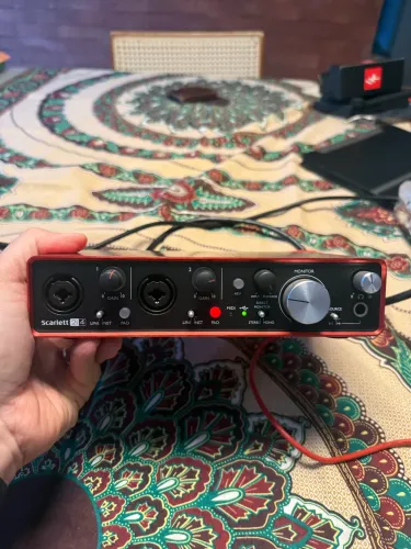 Placa de som Focusrite Scarlett 2i4 2nd Gen | Único Dono + Cabo Original