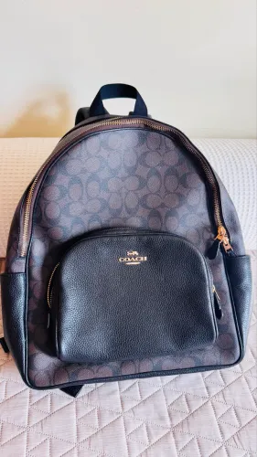 Mochila Coach. Em couro.