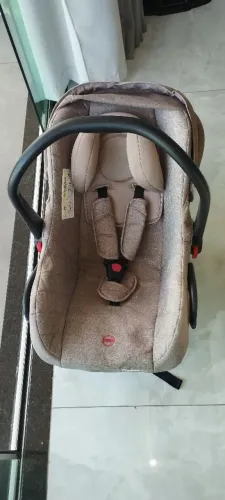 Carrinho de bebê com bebê conforto