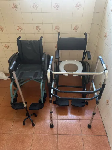 Cadeira de rodas, cadeira de banho, andador e muleta 