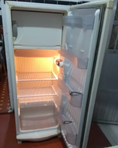 Geladeira Consul 275L 220V (Funcionando / Detalhes na Borracha e Prateleira)
