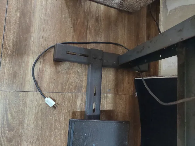 Vendo máquina industrial reta funcionando.