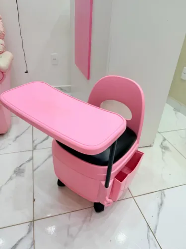 CADEIRA PARA MANICURE ROSA - SEMINOVA, POUCO USO!